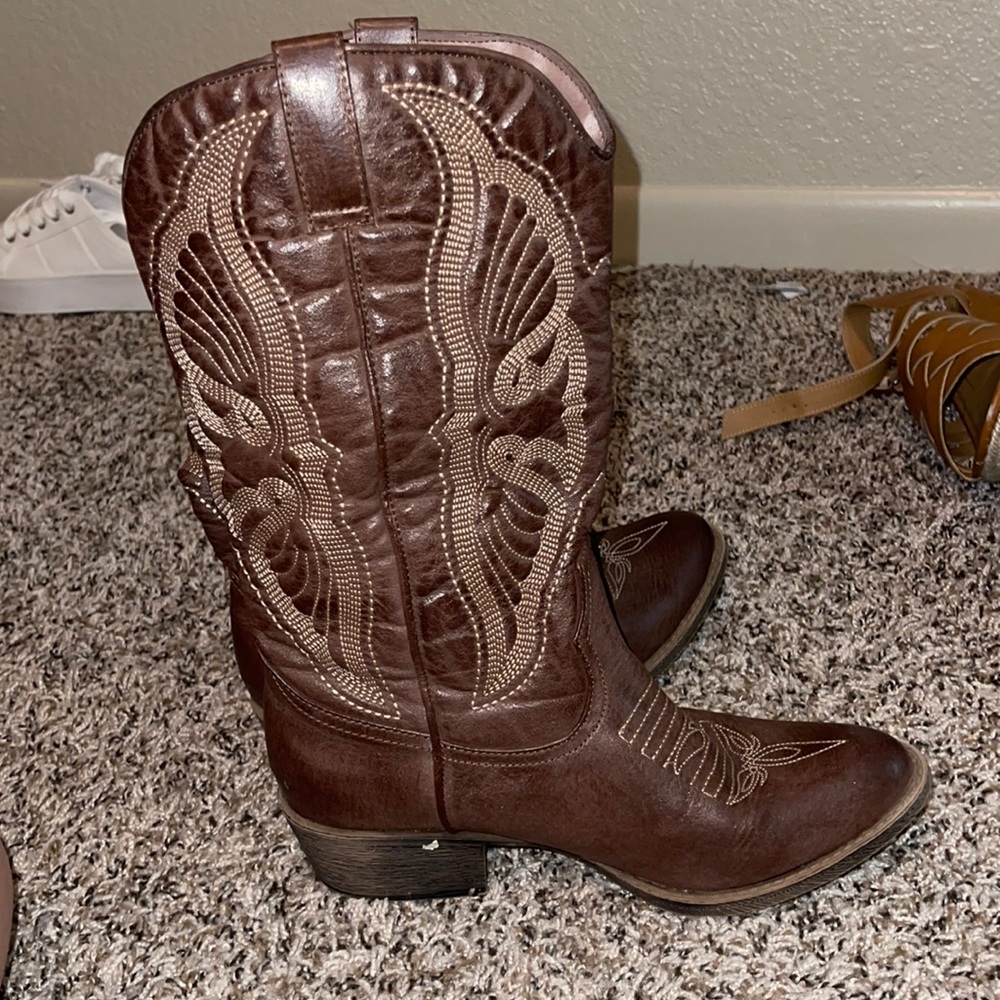 Brown Woman’s Cowboy boots! Never worn! Great condition!